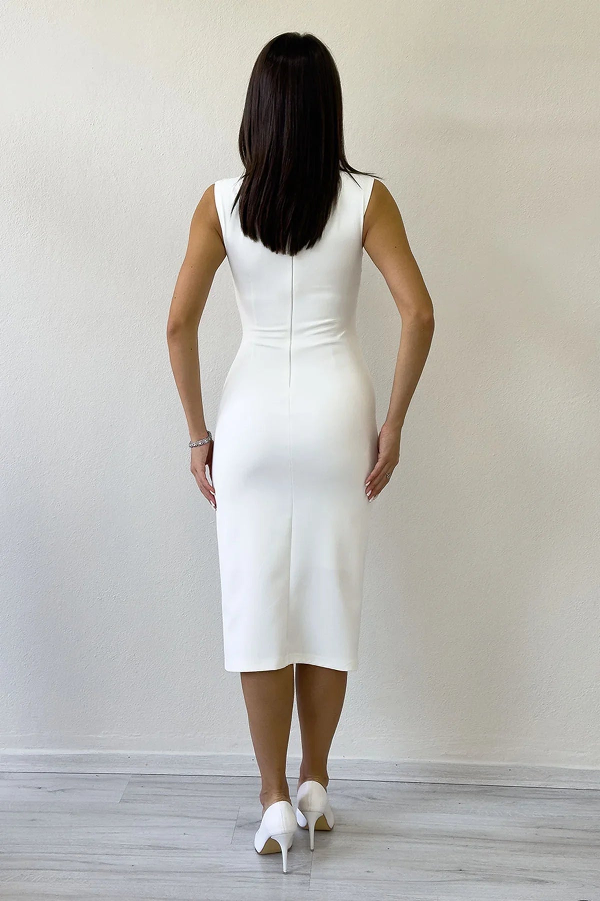 Beyaz Drapeli Broş Detaylı Midi Boy Kalem Elbise 