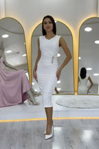 Beyaz Drapeli Broş Detaylı Midi Boy Kalem Elbise 