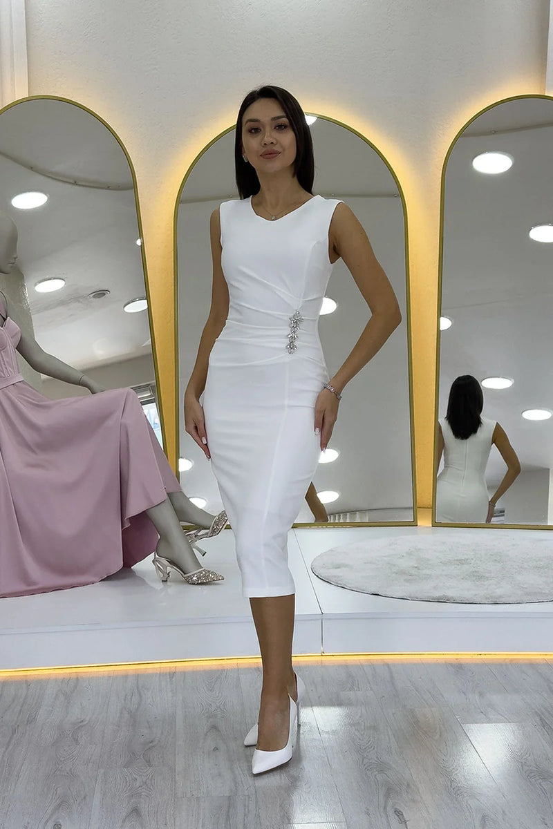 Beyaz Drapeli Broş Detaylı Midi Boy Kalem Elbise 