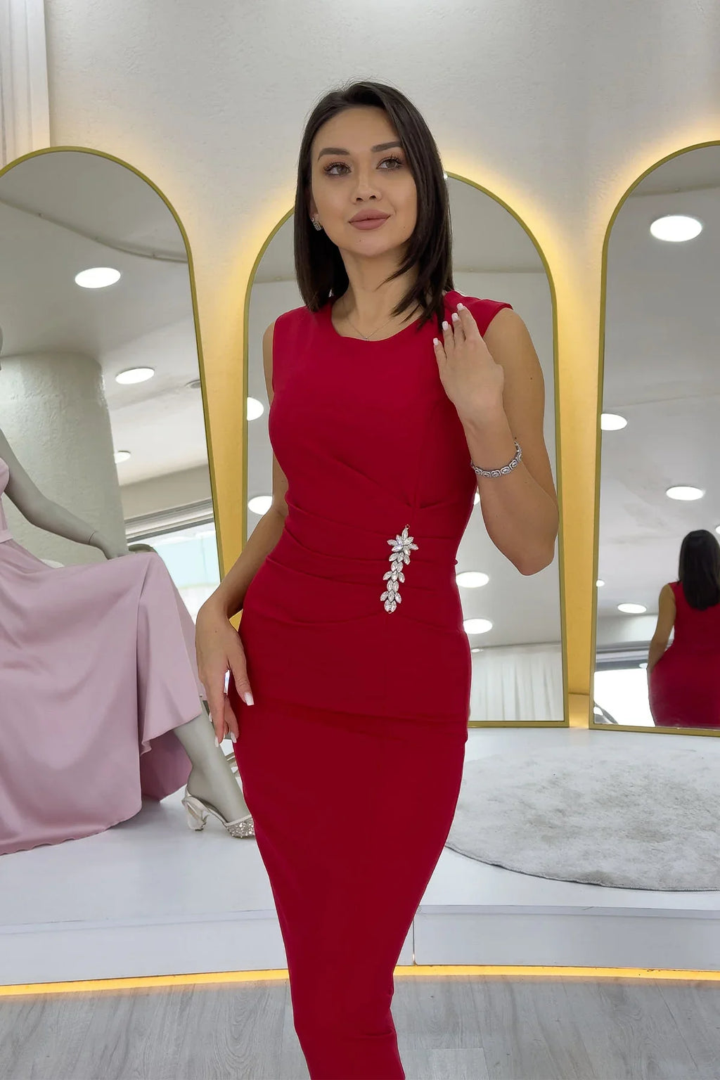 Kırmızı Drapeli Broş Detaylı Midi Boy Kalem Elbise