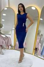 Lacivet Drapeli Broş Detaylı Midi Boy Kalem Elbise