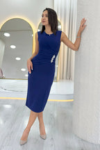 Lacivet Drapeli Broş Detaylı Midi Boy Kalem Elbise