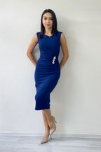 Lacivet Drapeli Broş Detaylı Midi Boy Kalem Elbise