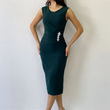 Yeşil Drapeli Broş Detaylı Midi Boy Büyük Beden Kalem Elbise