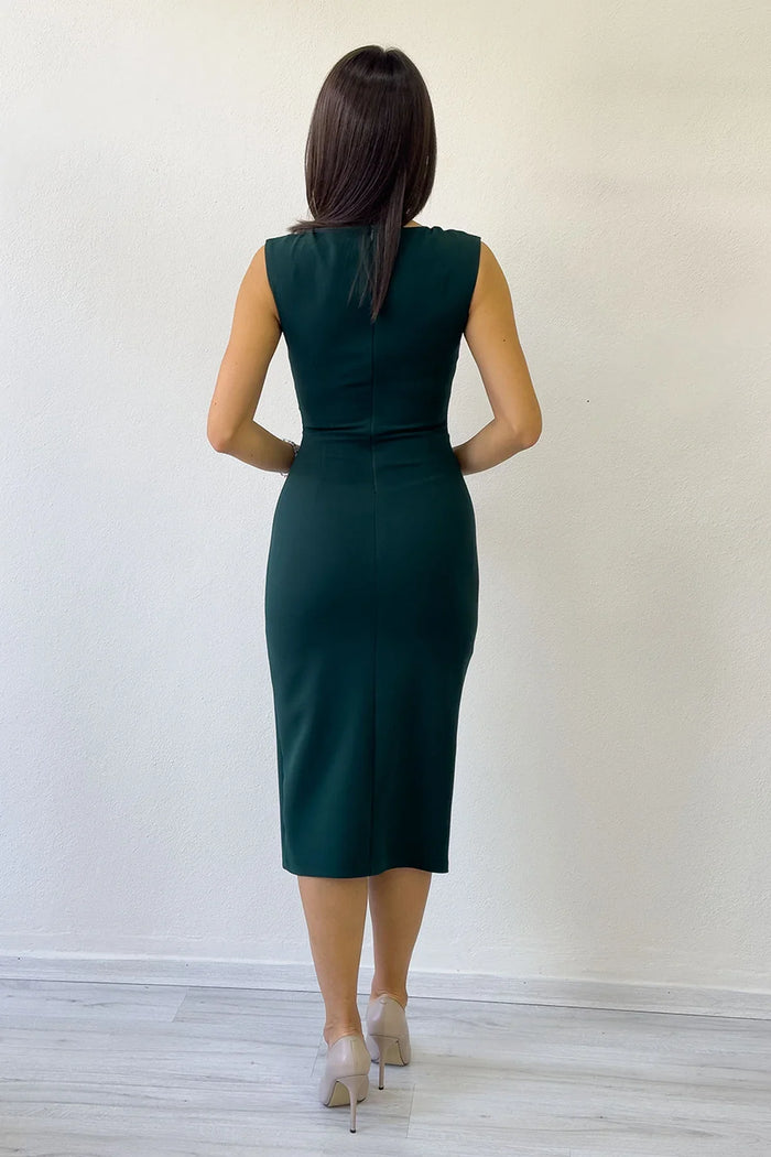 Yeşil Drapeli Broş Detaylı Midi Boy Büyük Beden Kalem Elbise
