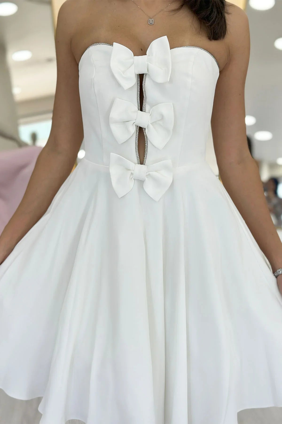 Beyaz Fiyonklu Taş İşlemeli Straplez Mini Abiye Elbise 