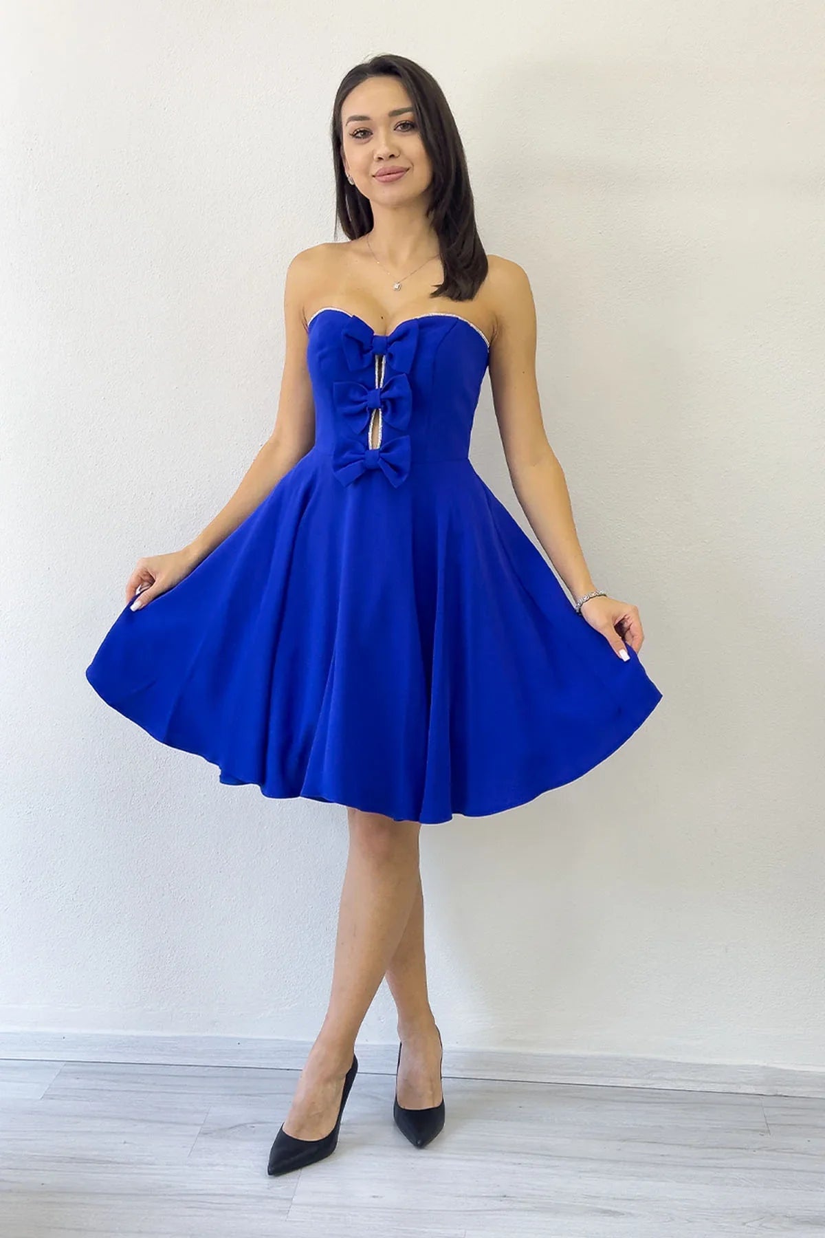 Saks Mavi Fiyonklu Taş İşlemeli Straplez Mini Abiye Elbise