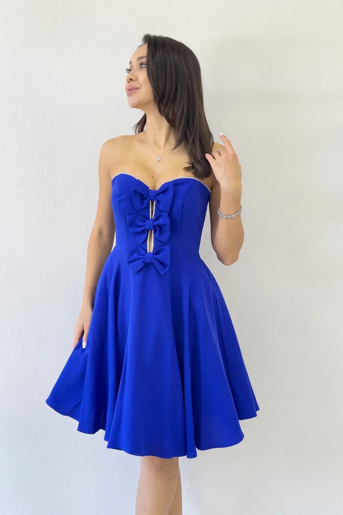 Saks Mavi Fiyonklu Taş İşlemeli Straplez Mini Abiye Elbise