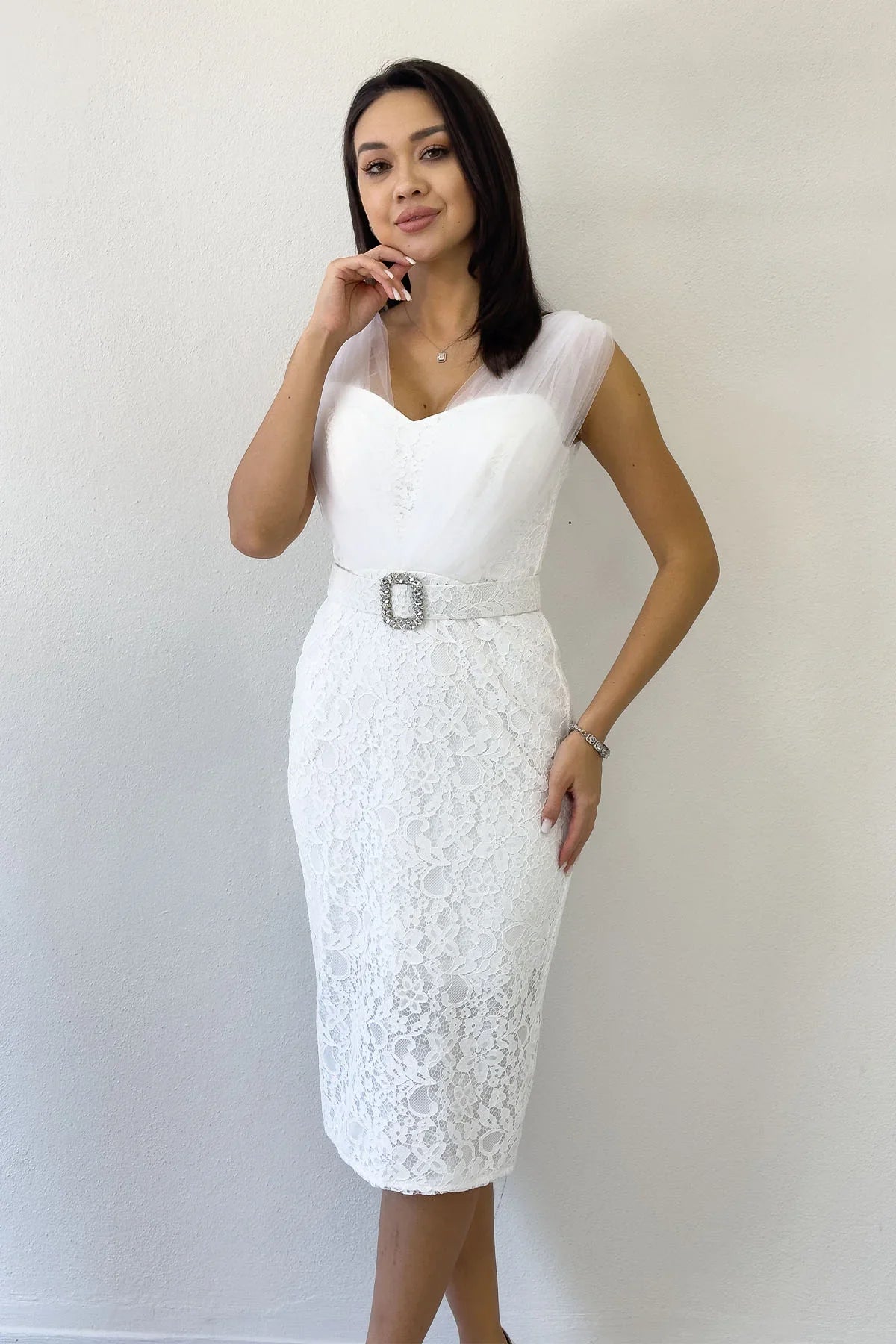 Beyaz Dantel Kumaş Tül Detaylı Kemerli Midi Boy Abiye Elbise
