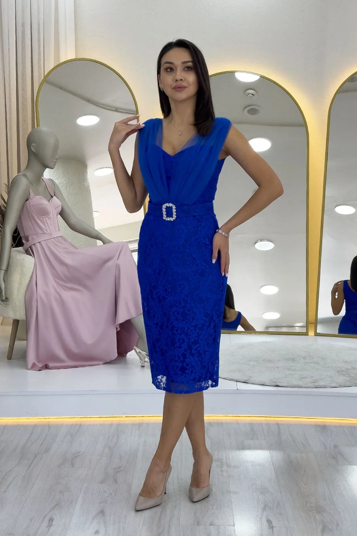 Saks Mavi Dantel Kumaş Tül Detaylı Kemerli Midi Boy Abiye Elbise