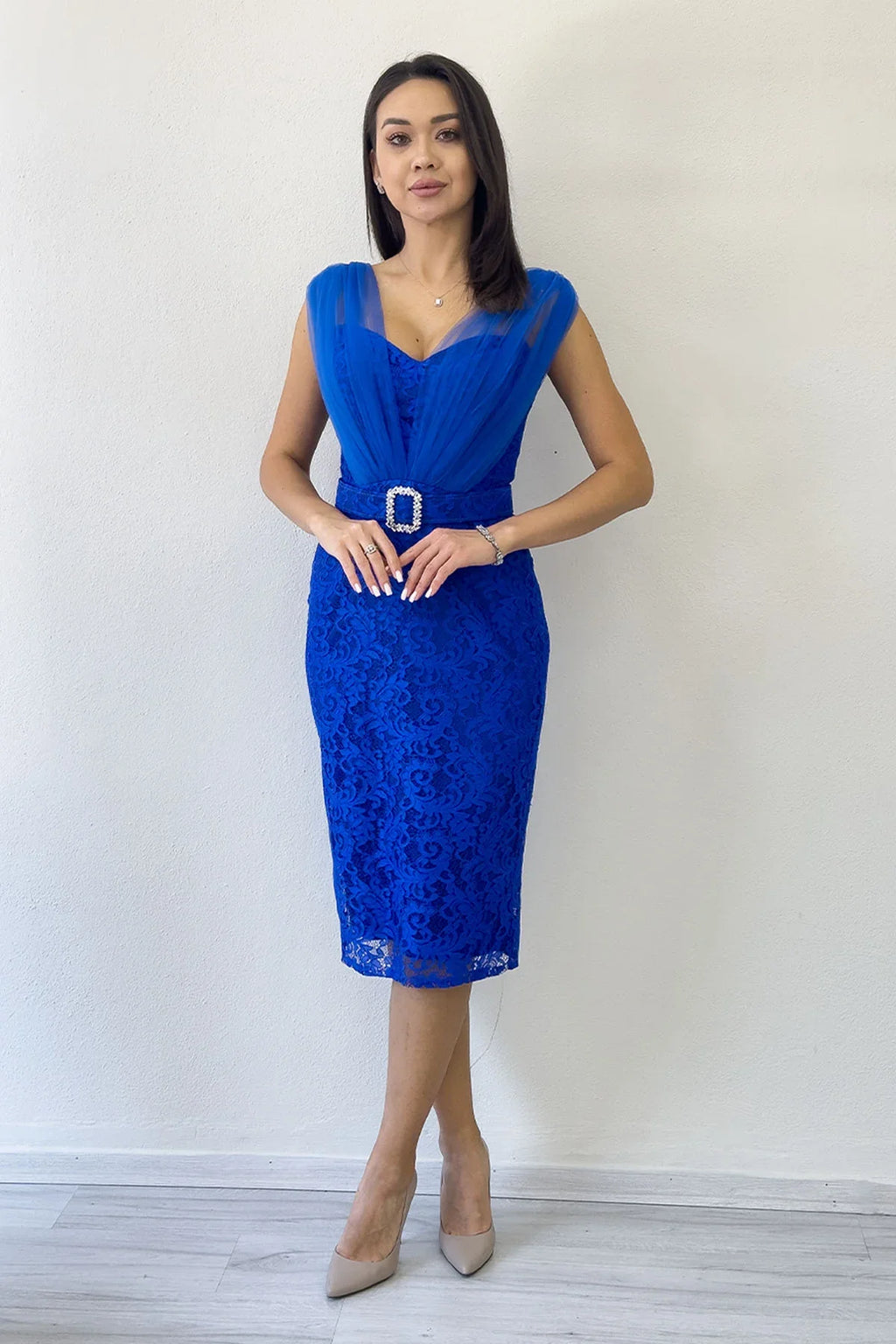 Saks Mavi Dantel Kumaş Tül Detaylı Kemerli Midi Boy Abiye Elbise