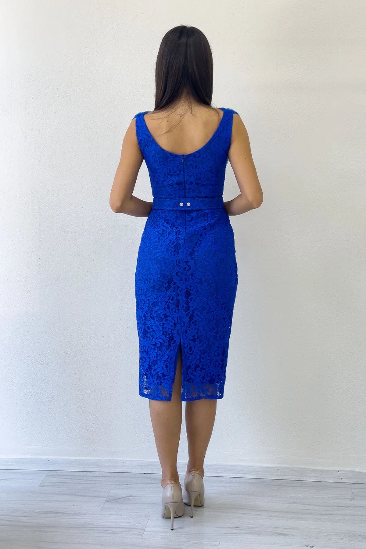 Saks Mavi Dantel Kumaş Tül Detaylı Kemerli Midi Boy Abiye Elbise