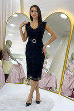 Siyah Dantel Kumaş Tül Detaylı Kemerli Midi Boy Abiye Elbise