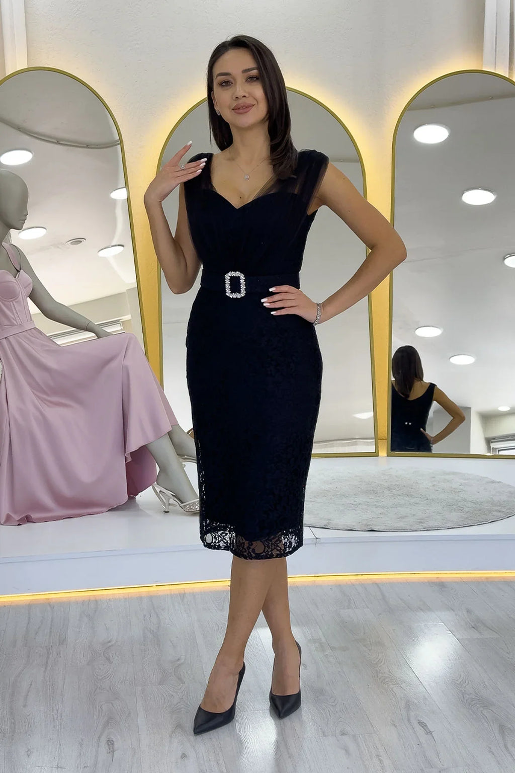 Siyah Dantel Kumaş Tül Detaylı Kemerli Midi Boy Abiye Elbise