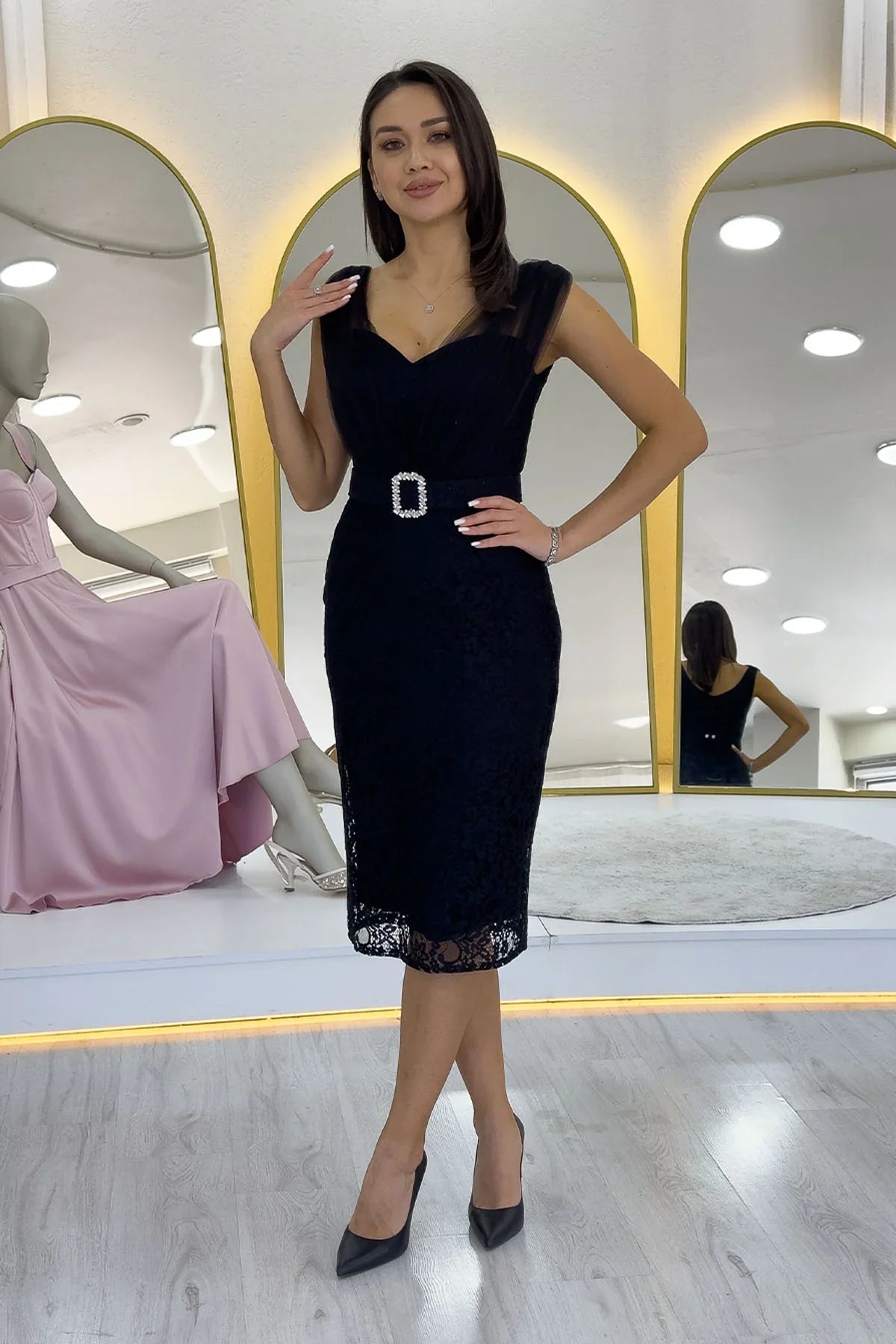 Siyah Dantel Kumaş Tül Detaylı Kemerli Midi Boy Abiye Elbise