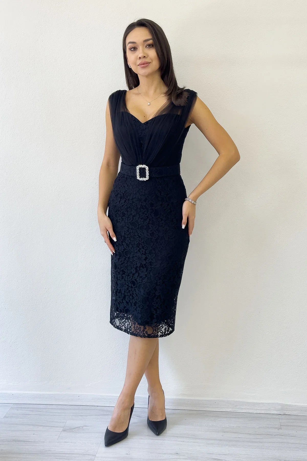 Siyah Dantel Kumaş Tül Detaylı Kemerli Midi Boy Abiye Elbise