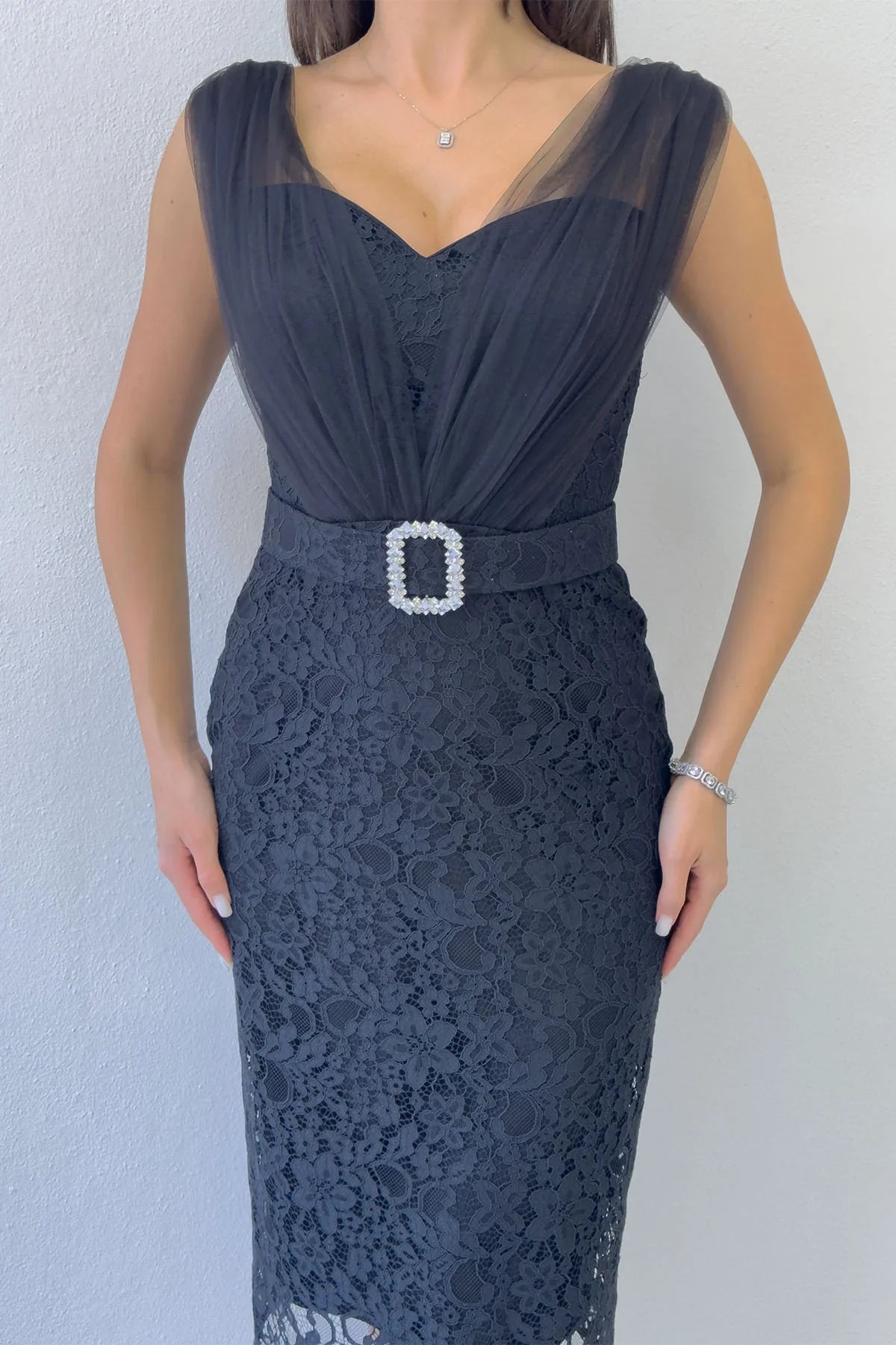 Siyah Dantel Kumaş Tül Detaylı Kemerli Midi Boy Abiye Elbise