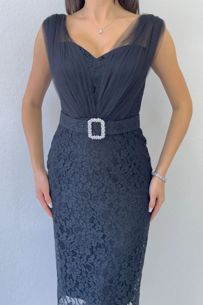 Siyah Dantel Kumaş Tül Detaylı Kemerli Midi Boy Abiye Elbise