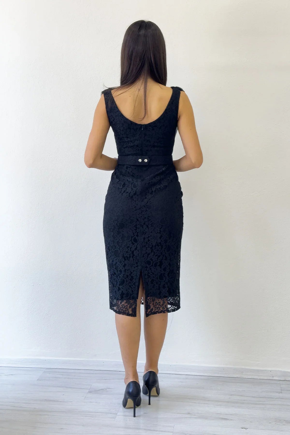 Siyah Dantel Kumaş Tül Detaylı Kemerli Midi Boy Abiye Elbise