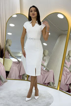 Beyaz V Yaka Yarım Kol Kemerli Midi Boy Kalem Elbise 