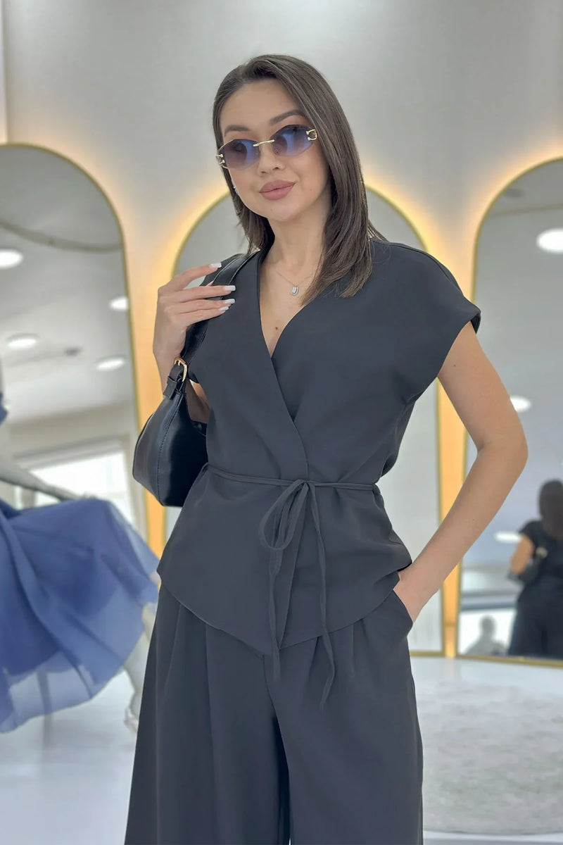 Kadın Siyah Bol Paça Dökümlü Bağlamalı Yelek Pantolon İkili Takım 