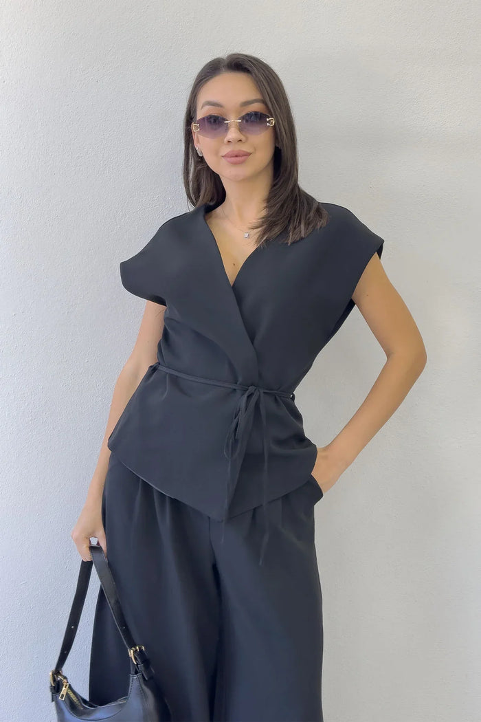 Kadın Siyah Bol Paça Dökümlü Bağlamalı Yelek Pantolon İkili Takım 