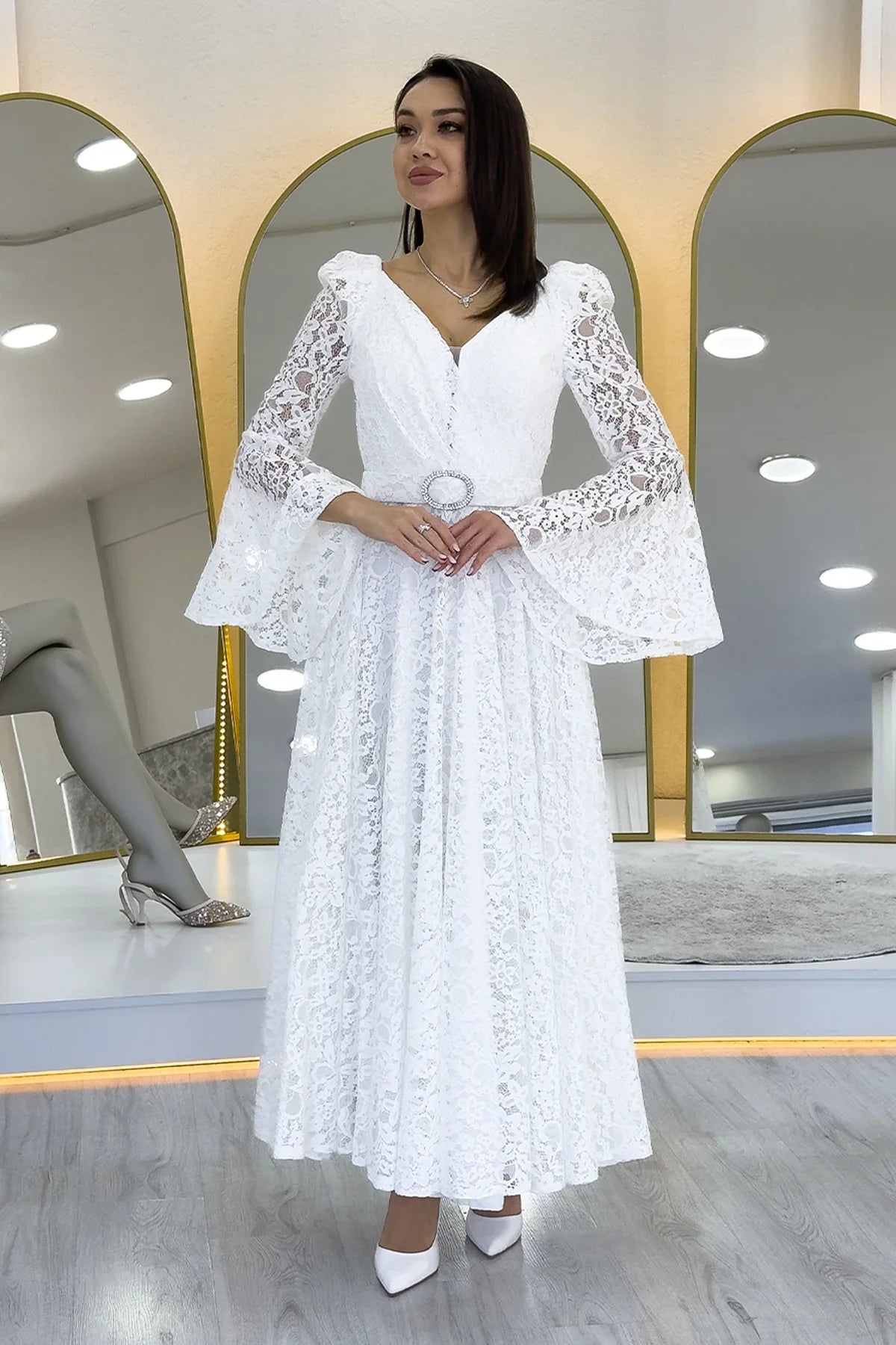 Beyaz Kruvaze Yaka Kemer Detaylı Dantelli Uzun Kol Midi Boy Nikah Elbise