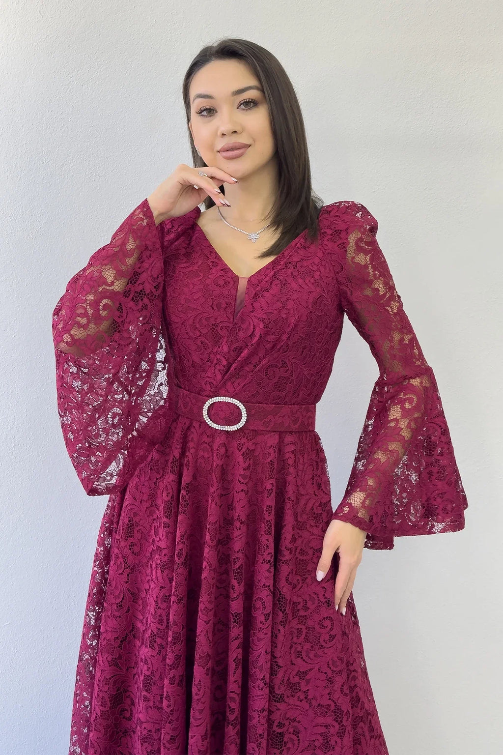 Bordo Kruvaze Yaka Kemer Detaylı Dantelli Uzun Kol Midi Boy Elbise