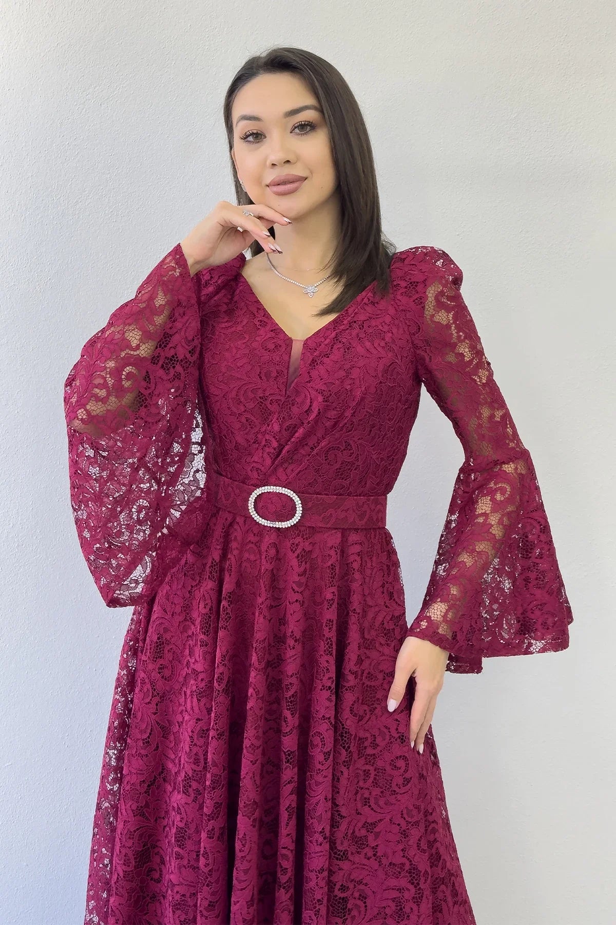 Bordo Kruvaze Yaka Kemer Detaylı Dantelli Uzun Kol Midi Boy Elbise