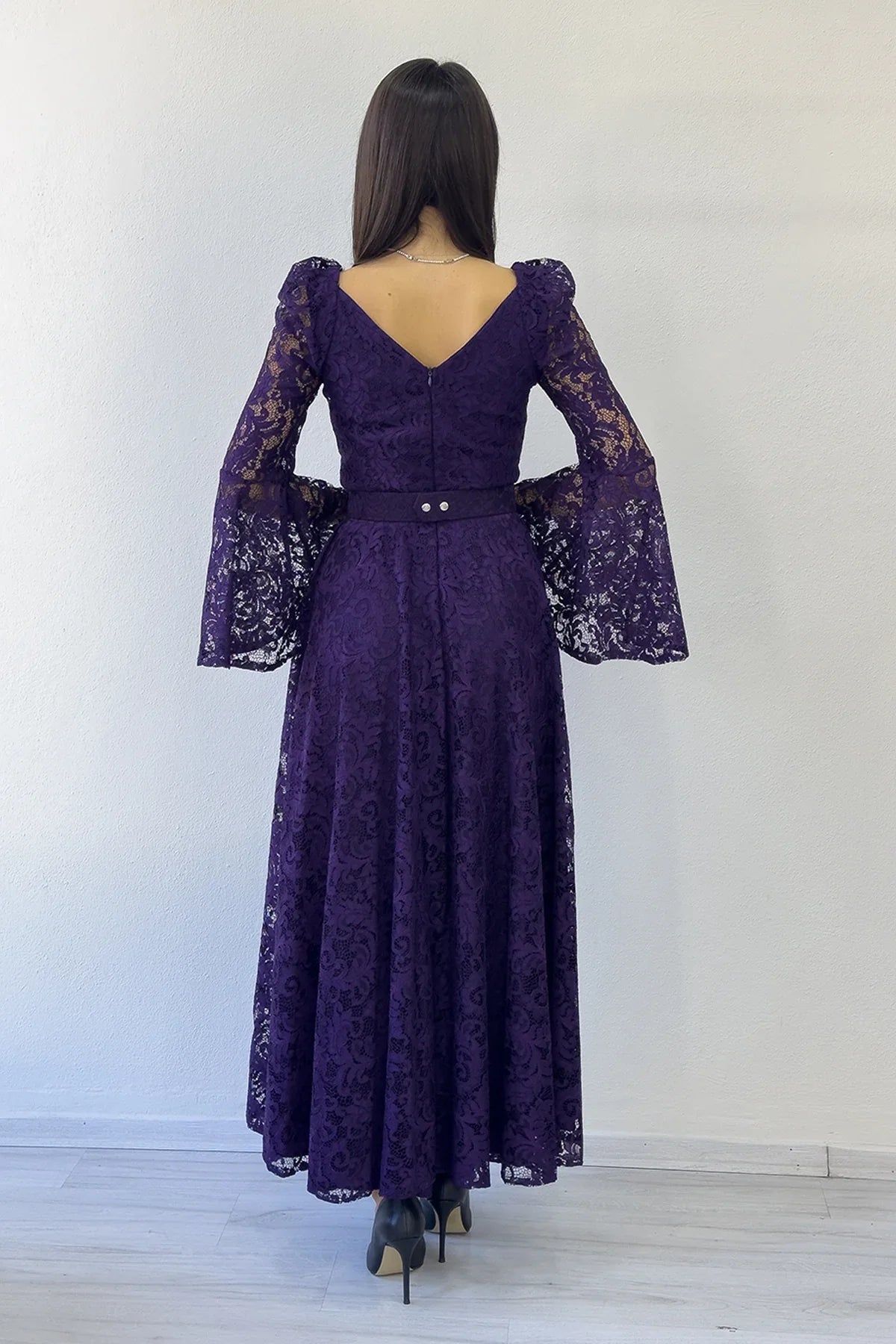 Mor Kruvaze Yaka Kemer Detaylı Dantelli Uzun Kol Midi Boy Elbise