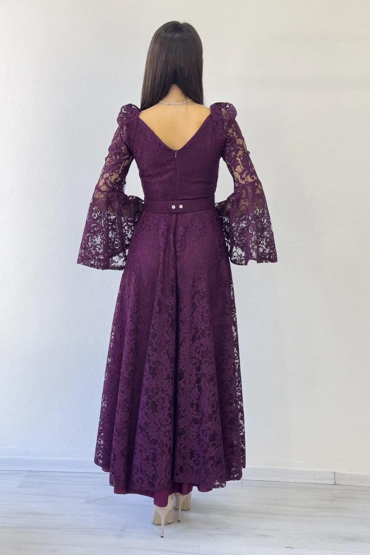 Mürdüm Kruvaze Yaka Kemer Detaylı Dantelli Uzun Kol Midi Boy Elbise