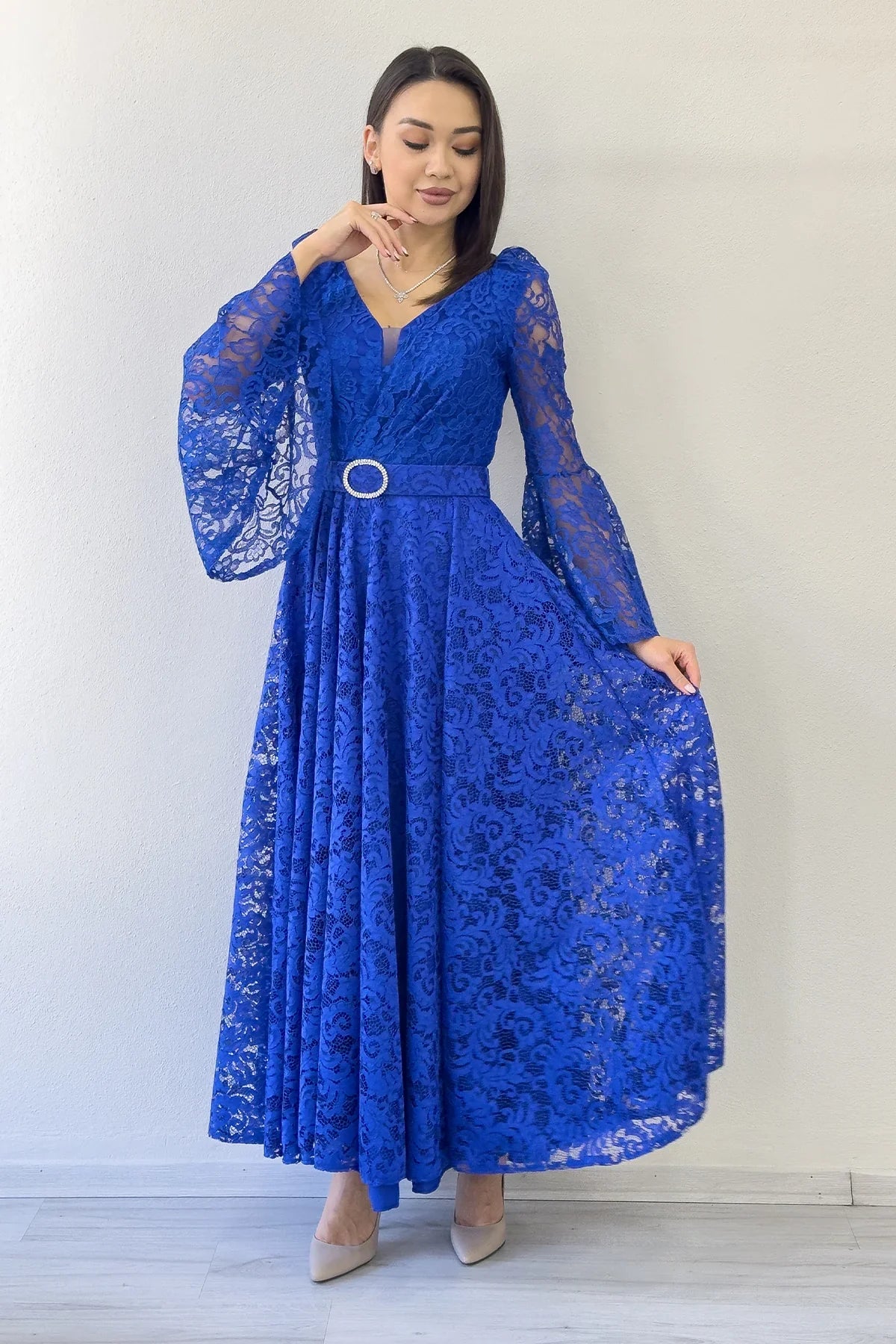 Saks Mavi Kruvaze Yaka Kemer Detaylı Dantelli Uzun Kol Midi Boy Elbise