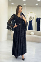 Siyah Kruvaze Yaka Kemer Detaylı Dantelli Uzun Kol Midi Boy Elbise