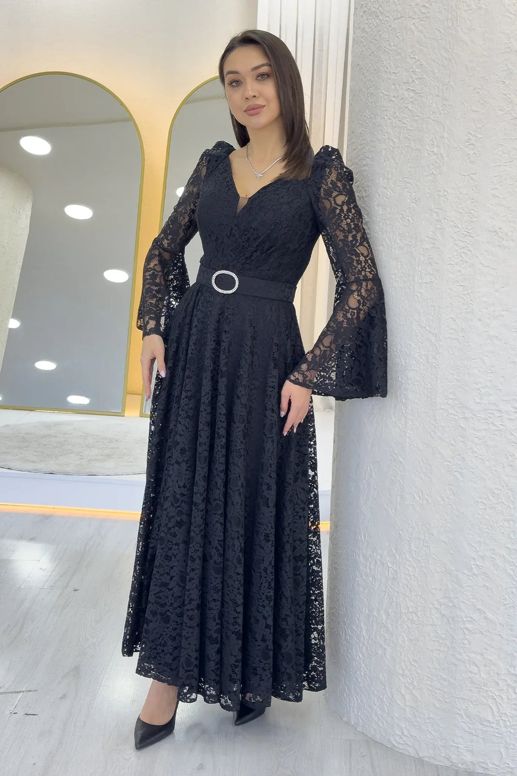 Siyah Kruvaze Yaka Kemer Detaylı Dantelli Uzun Kol Midi Boy Elbise