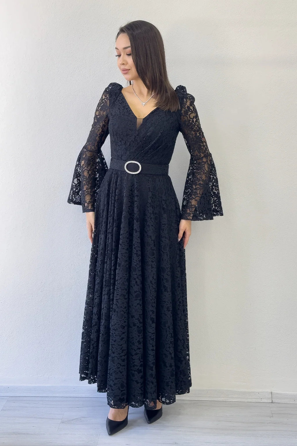 Siyah Kruvaze Yaka Kemer Detaylı Dantelli Uzun Kol Midi Boy Elbise