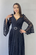 Siyah Kruvaze Yaka Kemer Detaylı Dantelli Uzun Kol Midi Boy Elbise