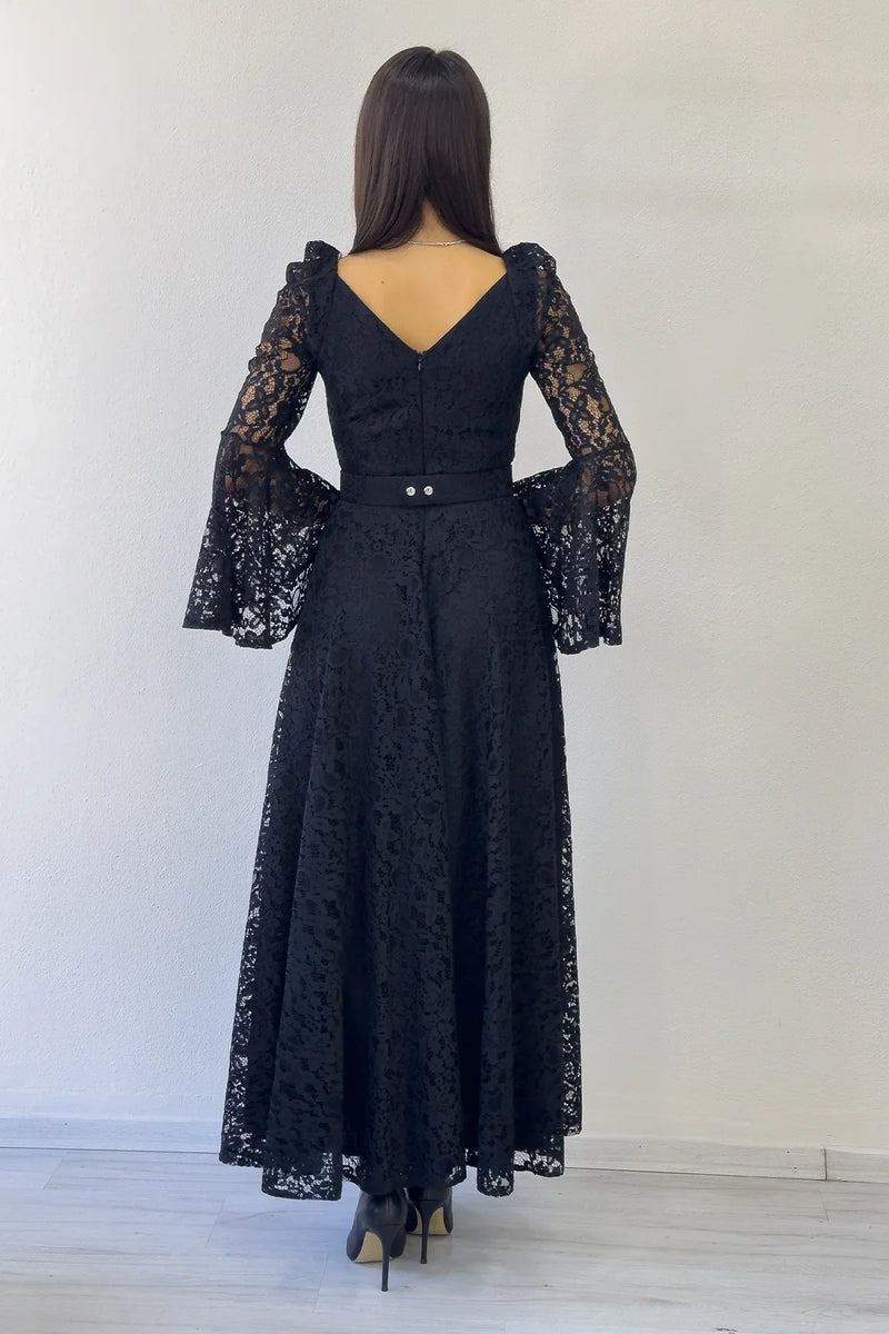 Siyah Kruvaze Yaka Kemer Detaylı Dantelli Uzun Kol Midi Boy Elbise