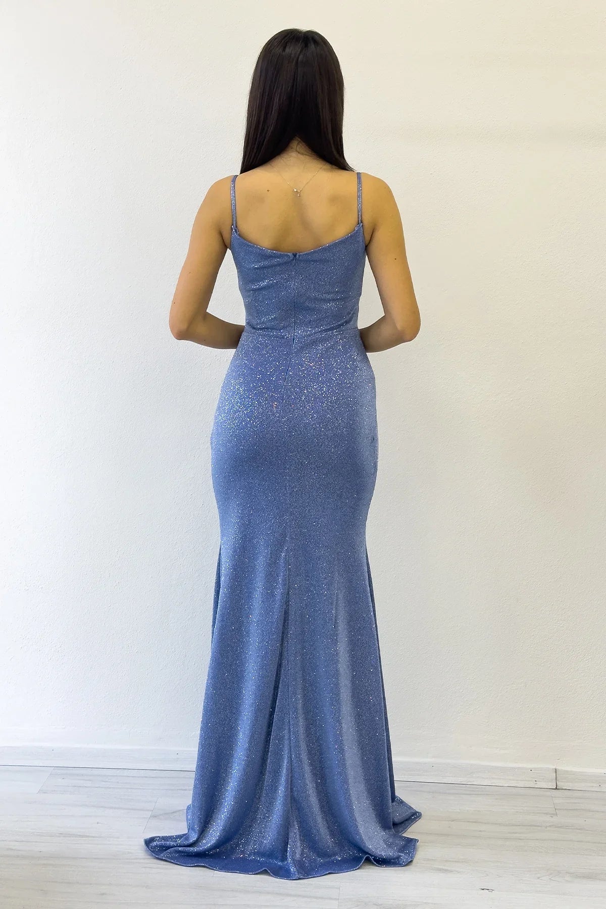 İndigo Askılı Kruvaze Yaka Drapeli Taş Detaylı Simli Abiye Elbise 