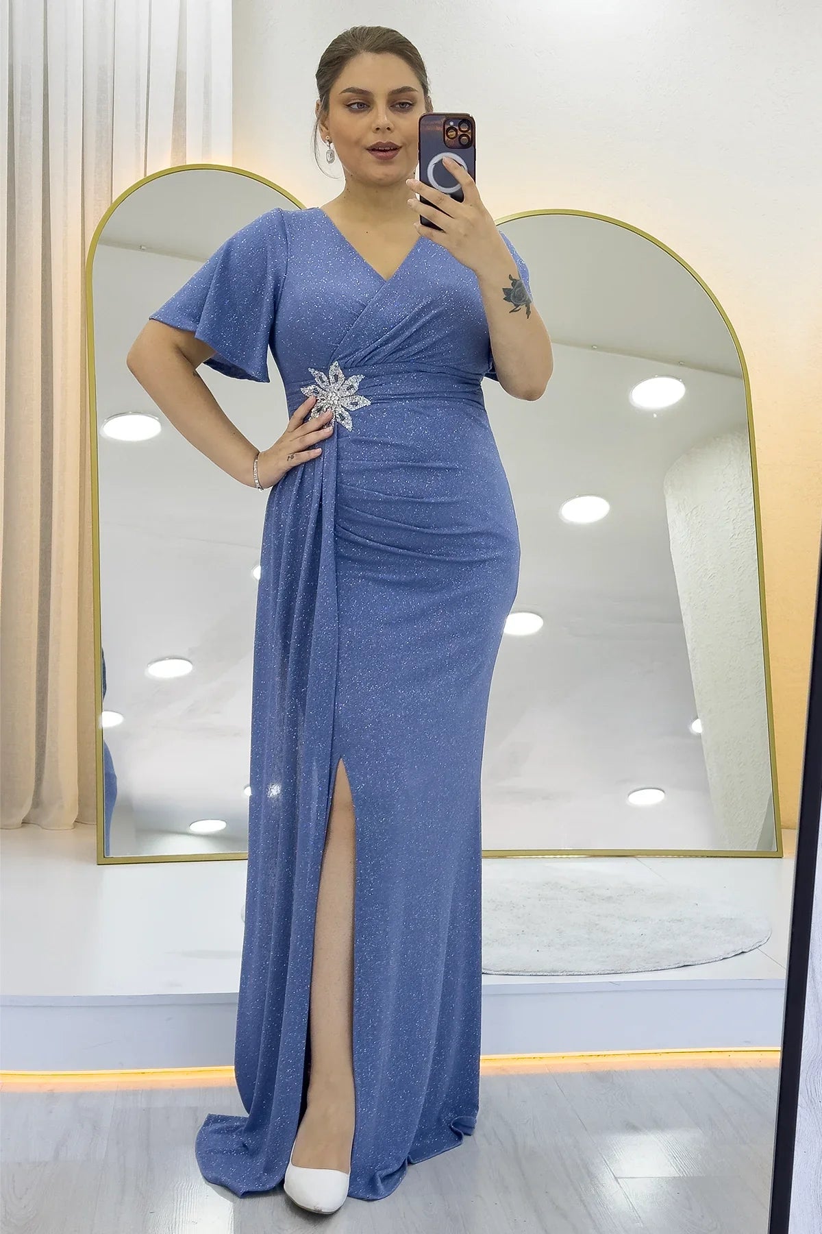 İndigo Kruvaze Yaka Simli Büyük Beden Yırtmaçlı Taş Detaylı Abiye Elbise 