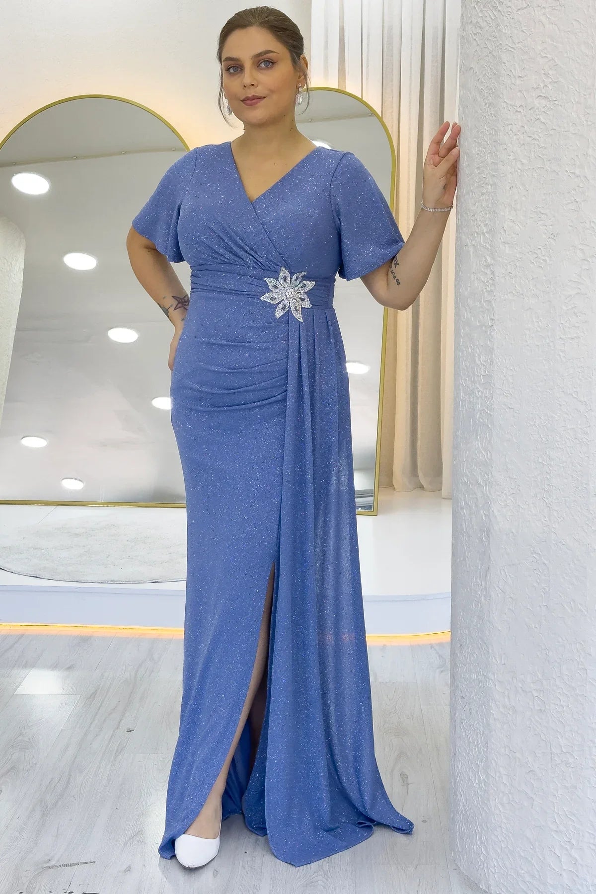 İndigo Kruvaze Yaka Simli Büyük Beden Yırtmaçlı Taş Detaylı Abiye Elbise 