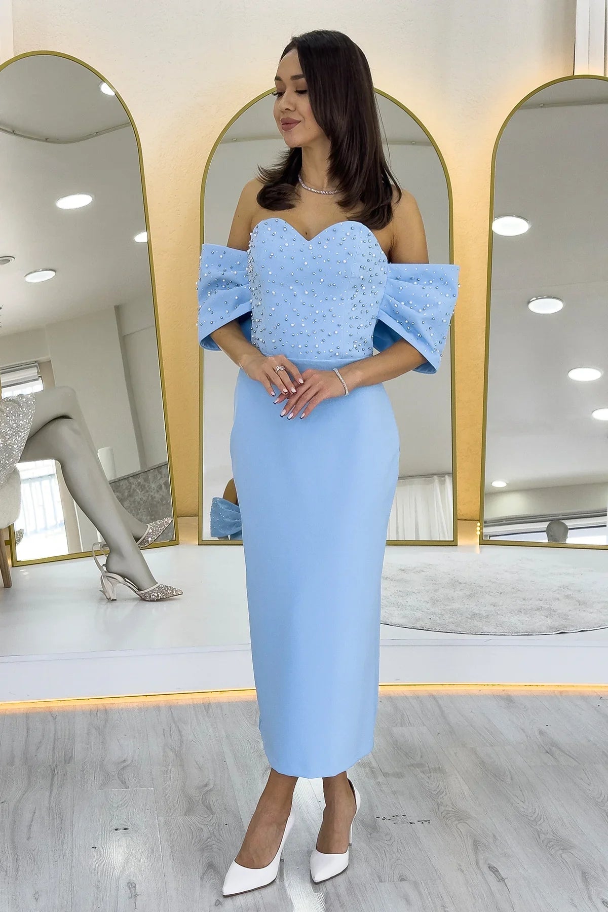 Bebe Mavi Straplez Yaka Düşük Kol İncili Midi Boy Abiye Elbise