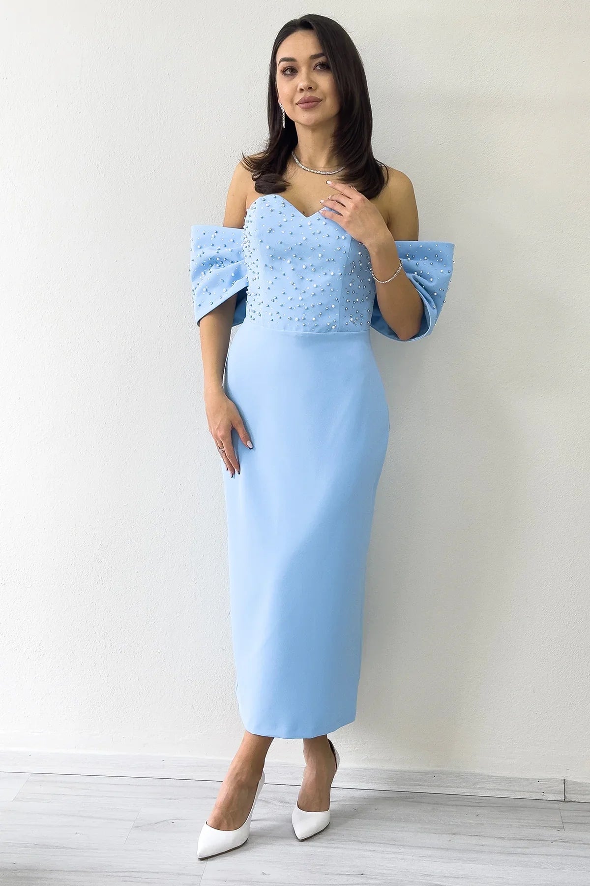 Bebe Mavi Straplez Yaka Düşük Kol İncili Midi Boy Abiye Elbise
