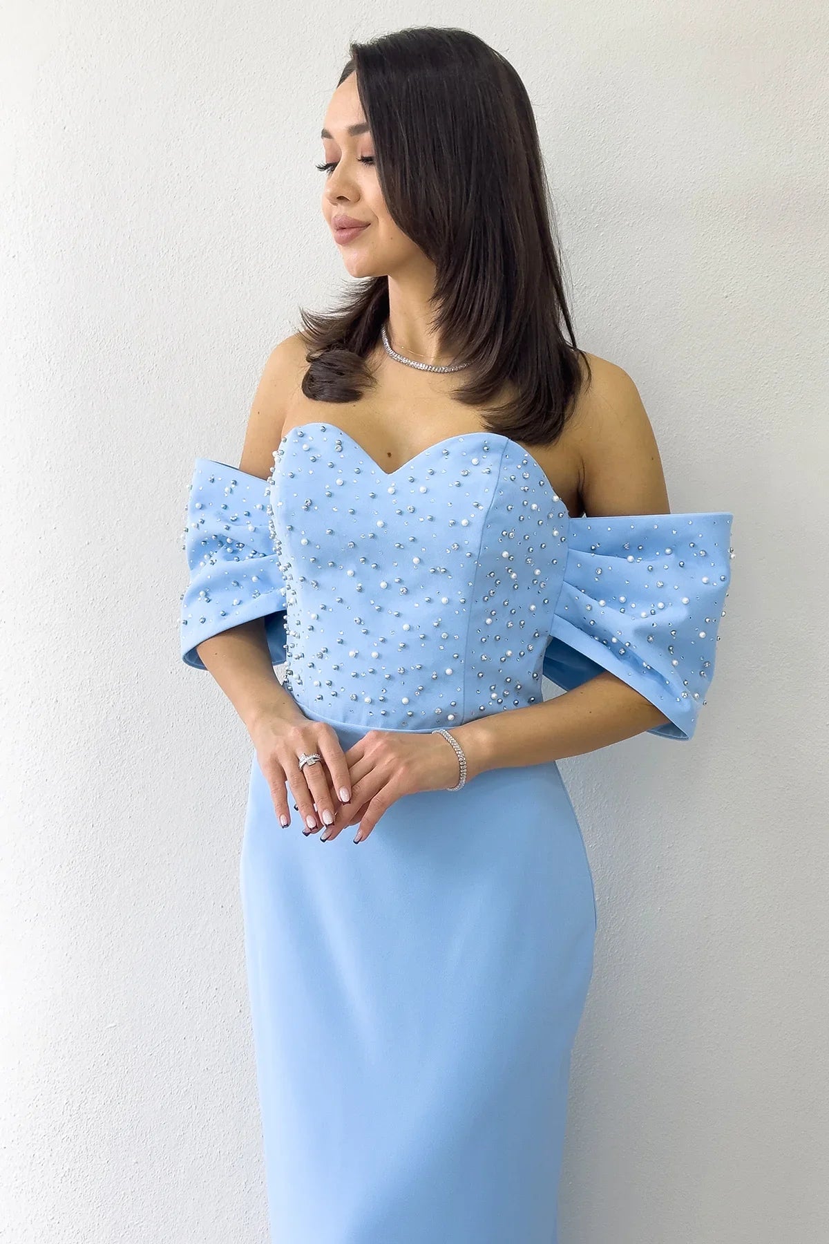 Bebe Mavi Straplez Yaka Düşük Kol İncili Midi Boy Abiye Elbise