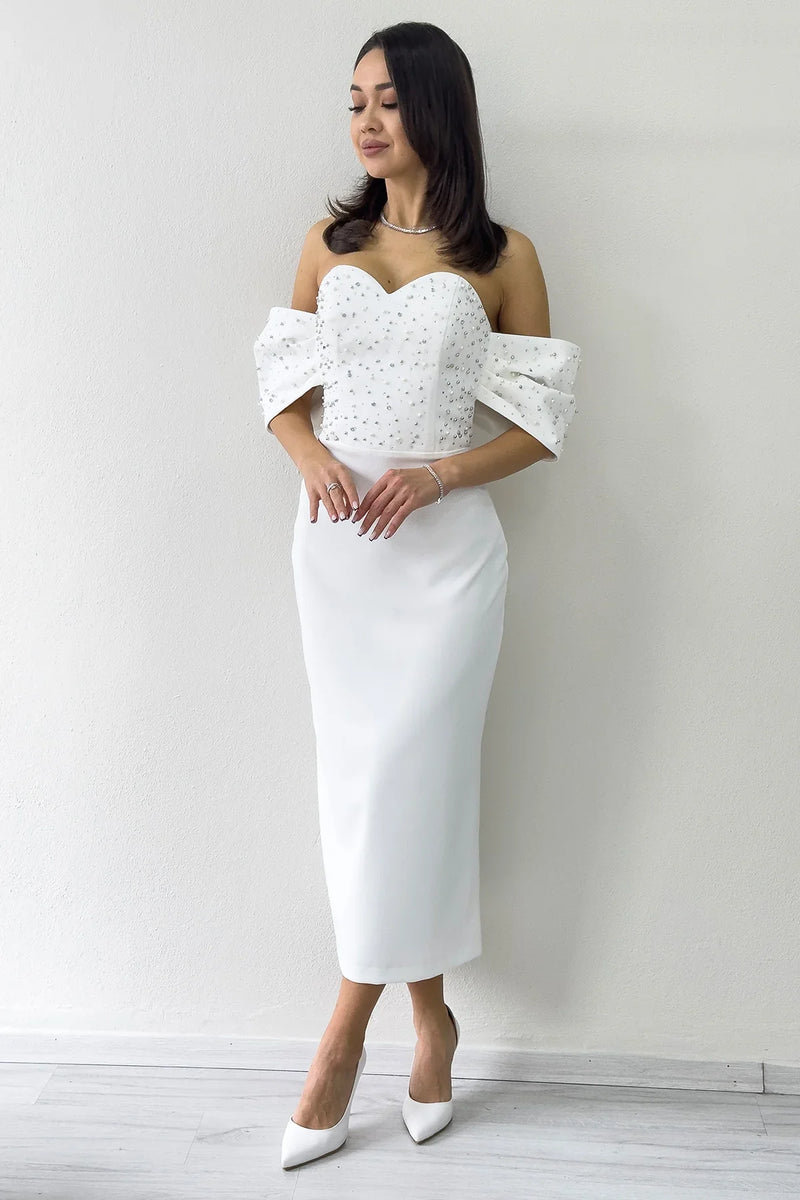 Beyaz Straplez Yaka Düşük Kol İncili Midi Boy Abiye Elbise