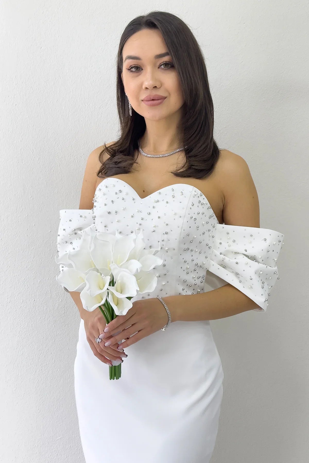 Beyaz Straplez Yaka Düşük Kol İncili Midi Boy Abiye Elbise