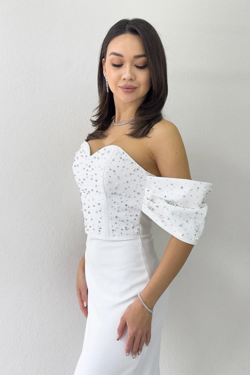 Beyaz Straplez Yaka Düşük Kol İncili Midi Boy Abiye Elbise