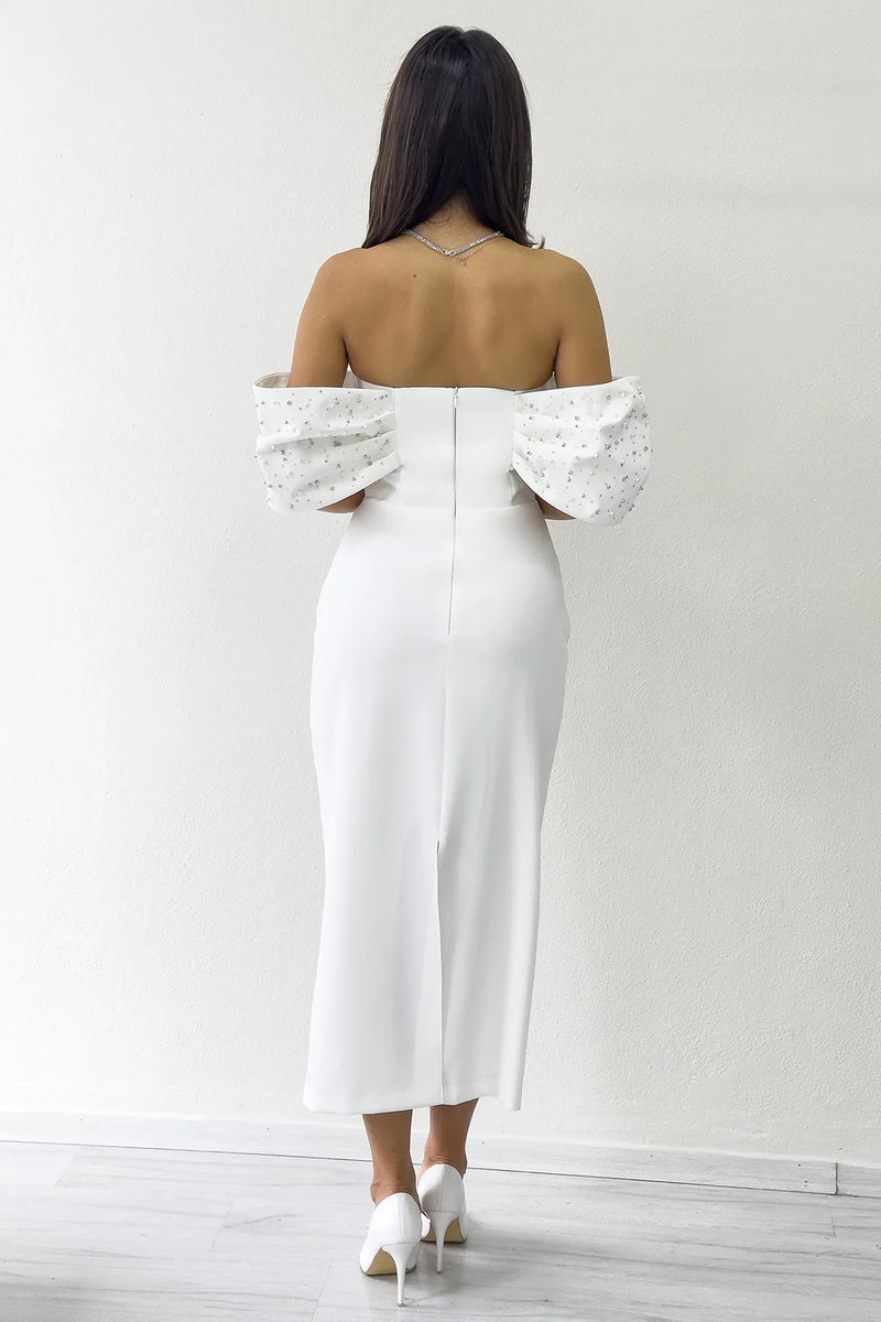 Beyaz Straplez Yaka Düşük Kol İncili Midi Boy Abiye Elbise