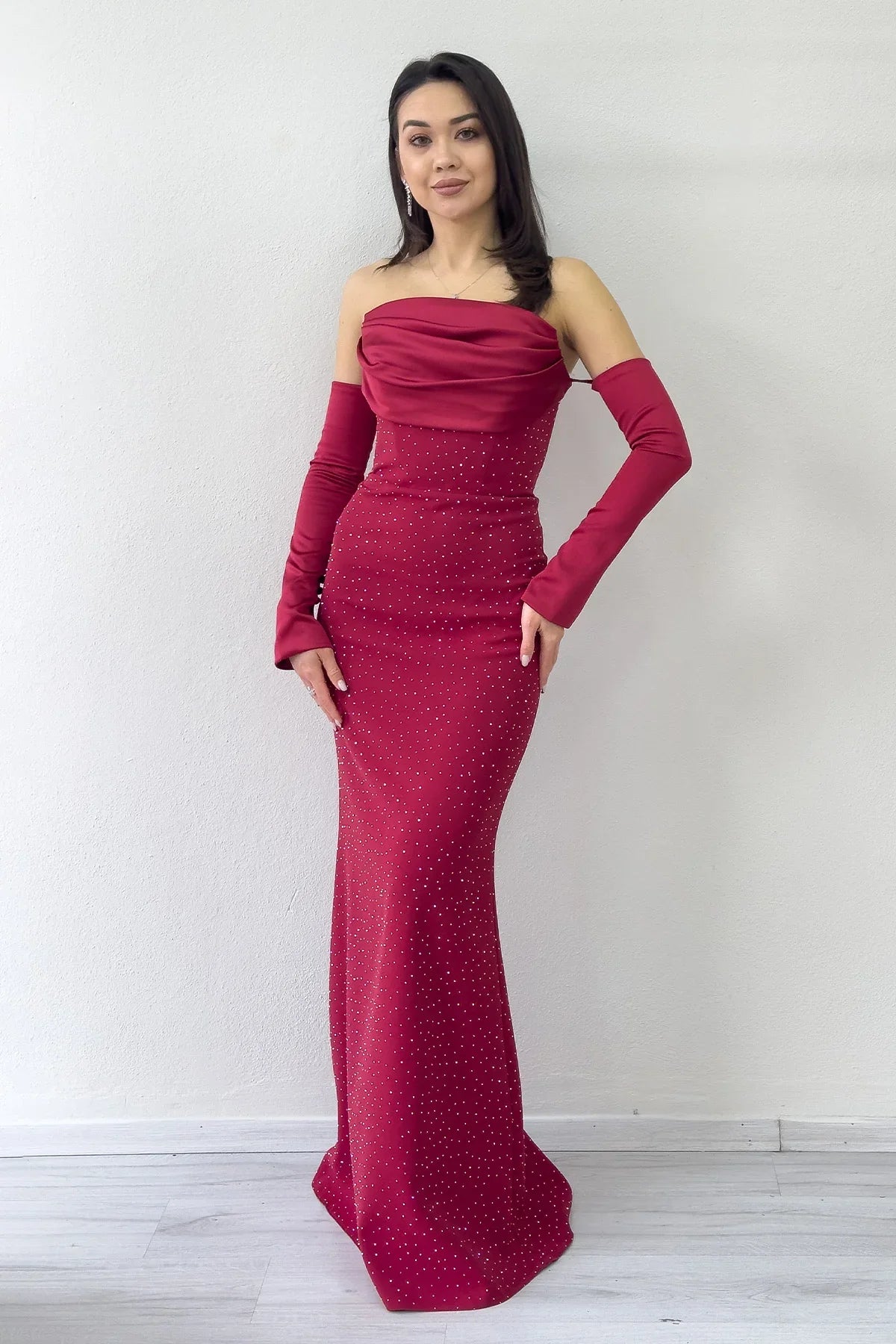 Kadın Taş Detaylı Bordo Straplez Kol Aksesuarlı Balık Saten Alya Elbise