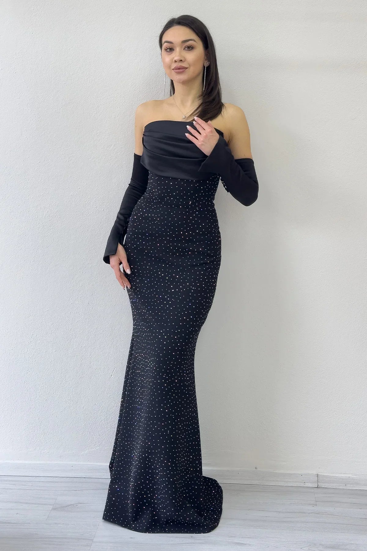 Kadın Taş Detaylı Siyah Straplez Kol Aksesuarlı Balık Saten Alya Elbise