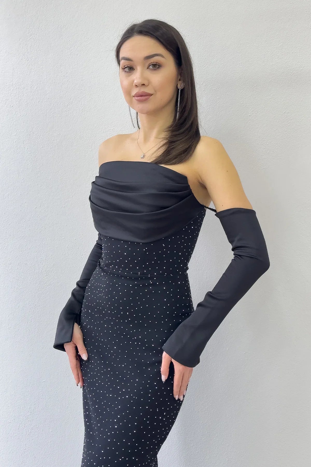 Kadın Taş Detaylı Siyah Straplez Kol Aksesuarlı Balık Saten Alya Elbise